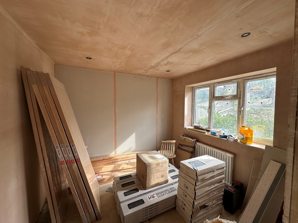 Lot: 127 - FOUR-BEDROOM DETACHED HOUSE IN NEED OF WORKS - Ground Floor Bedroom